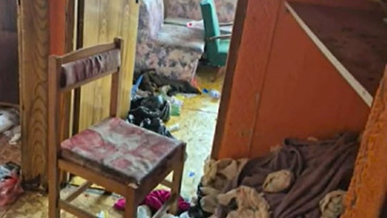 Домът на двете деца в Ямбол: Непоносима миризма, мръсотия, потресаващи условия