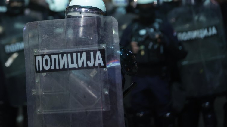 Млада жена е ранена, след като нападнала полицай с нож в Белград