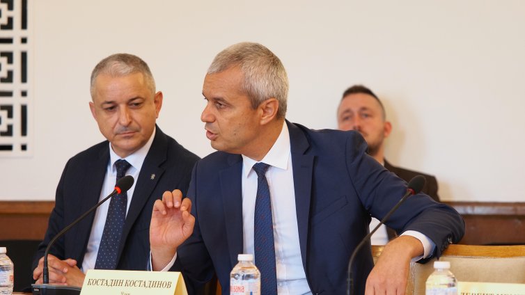 "Възраждане" настоява за проверка на всички училища за камери