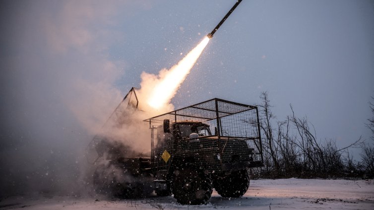 Затворници, хаос и безмилостни убийци: Вътре в единствената танкова фабрика в Русия
