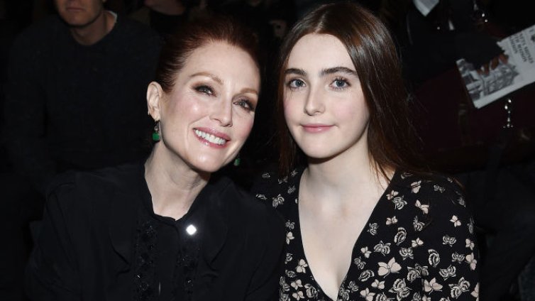 Джулиан Мур и 23-годишната ѝ дъщеря Лив като супермодели по бански