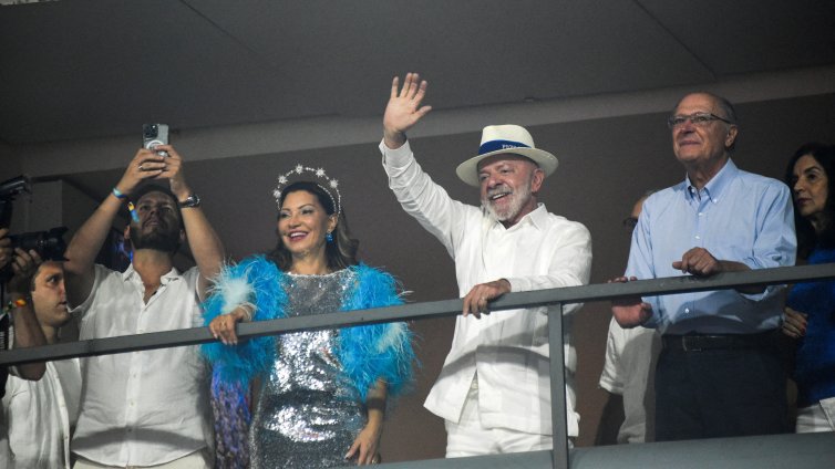 В кадър: Защо почитта към Лула да Силва на карнавала в Рио предизвика политически реакции?