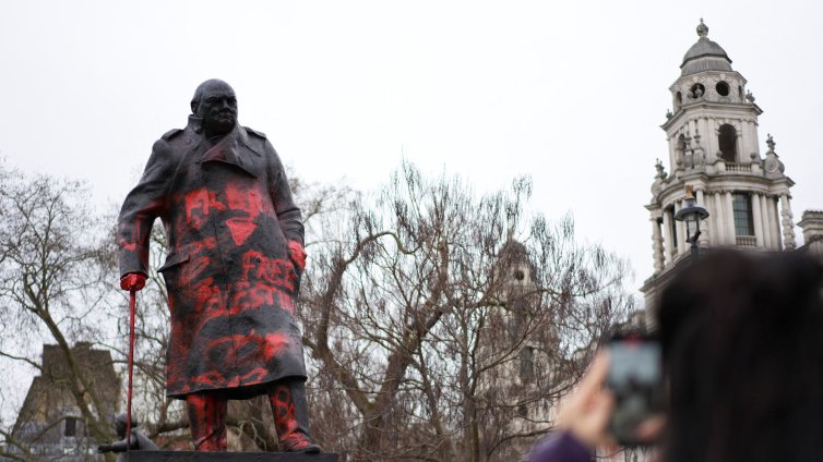 Статуята на Чърчил в Лондон беше изрисувана с надпис &rdquo;Свобода за Палестина"