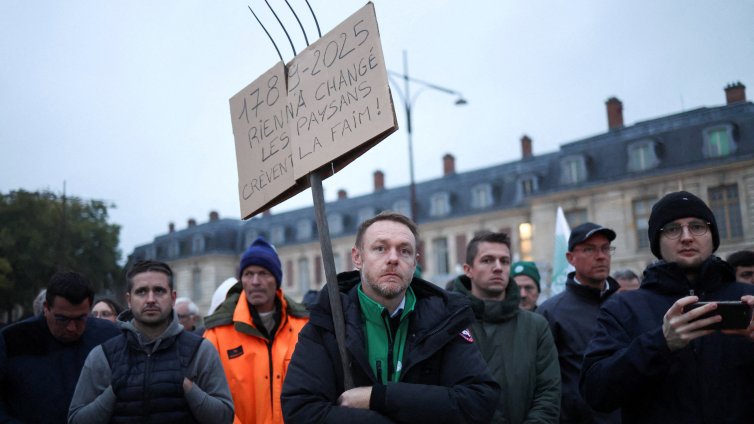 Франция се прицелва в богатите като изход от политическата парализа
