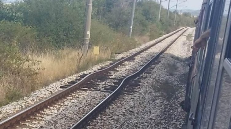 Влакът от Пловдив за София спря насред полето заради "накъдрени" релси