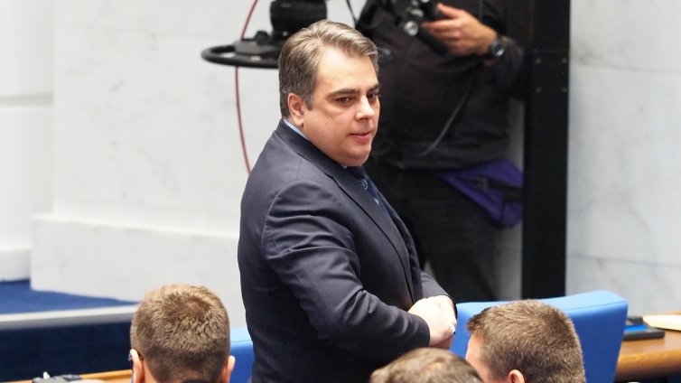 Асен Василев: Няма как да поръчваме лекари от AliExpress за 500 долара