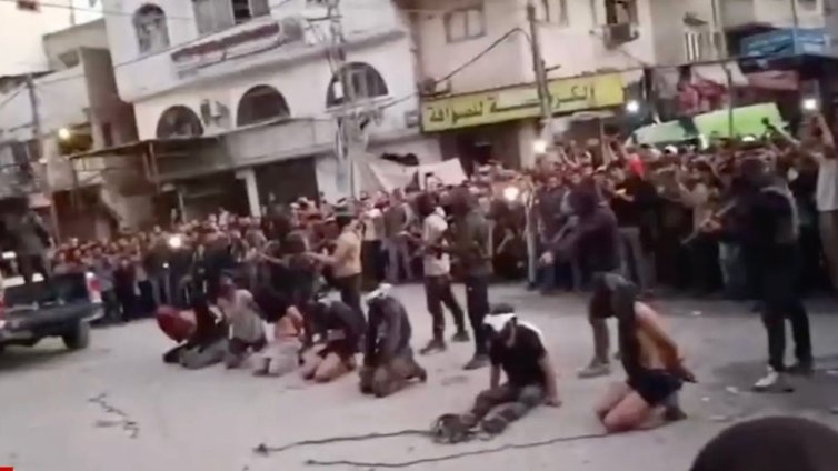 Ужасяващи кадри показват как Хамас публично екзекутира хора