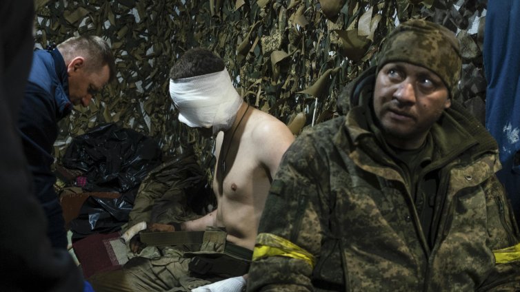 Руснаци издълбали „Слава на Русия“ върху корема на украински войник СНИМКА