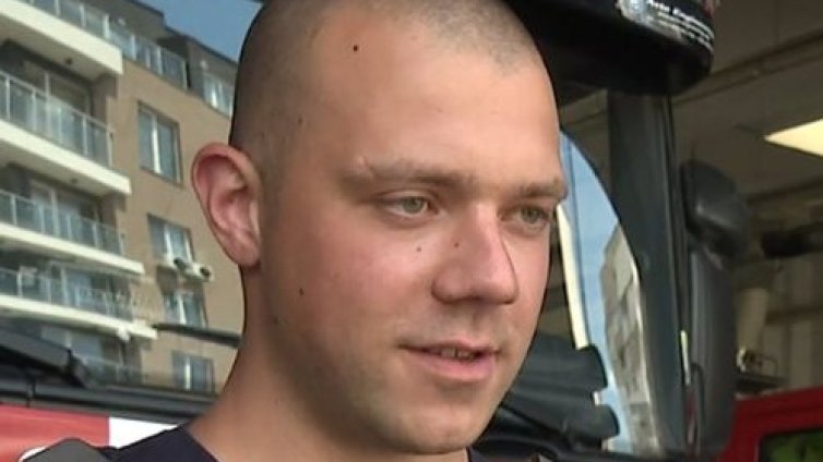 С петмесечно бебе в колата: Пожарникар сам гасил огъня на "Тракия"