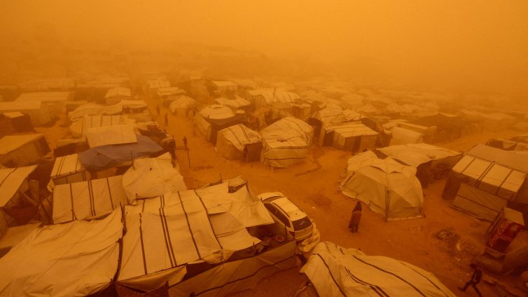 Силна пясъчна буря в палатков лагер в Газа СНИМКИ