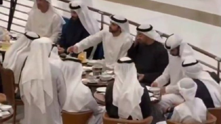 Престолонаследникът на Дубай пи кафенце в мол, докато дронове летят към страната му ВИДЕО