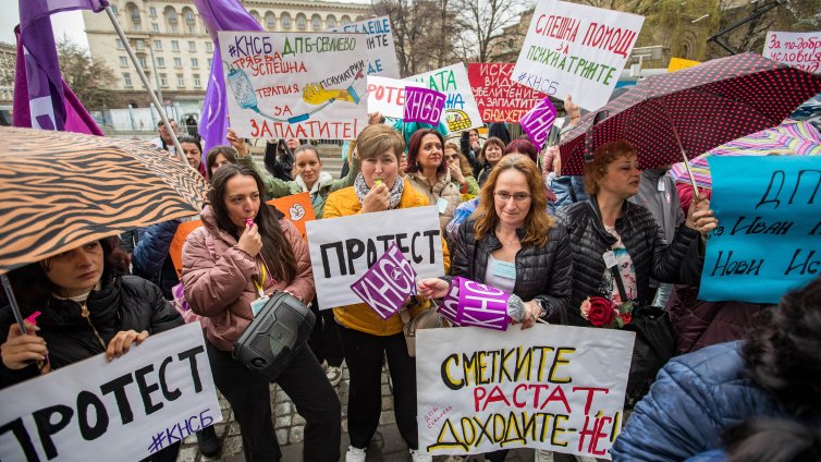 В кадър: Психиатрите и медсестри на протест пред МЗ 