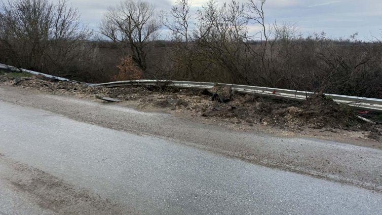Протест блокира главния път при разклона за село Телиш 