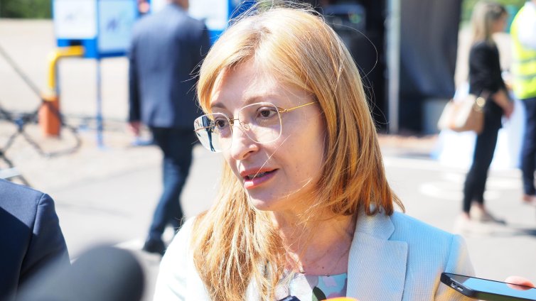 Захариева: Присъединяването към еврозоната ще направи българите по-богати