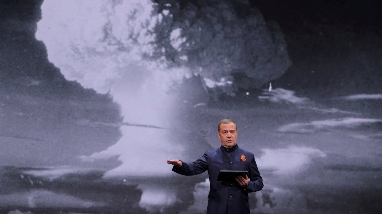 Медведев плаши с новата ядрена реалност: Опонентите ще се съобразяват с Русия 