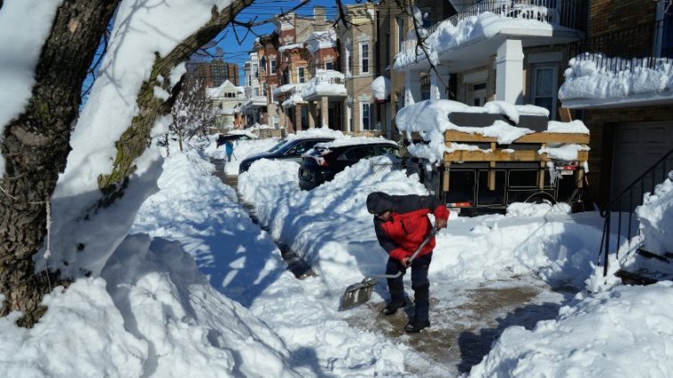 Близо метър сняг затрупа източното крайбрежие на САЩ 