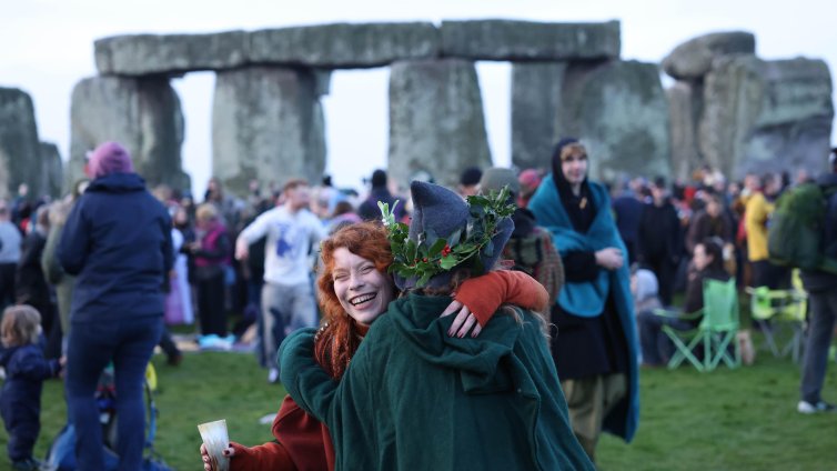 В кадър: Хиляди се събраха край Стоунхендж за зимното слънцестоене
