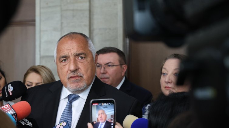 Борисов: Радев непрекъснато лети, следя по "Еърбъса", че не може да кацне