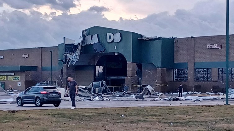 Няколко торнада удариха централната част на САЩ.поне осем загинали