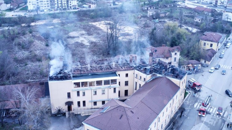 Изгоря покривът на Националната гимназия по приложни изкуства в Трявна