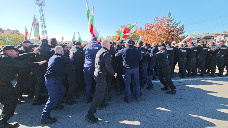 Протест в Прохода на Републиката за запазване на лева СНИМИ
