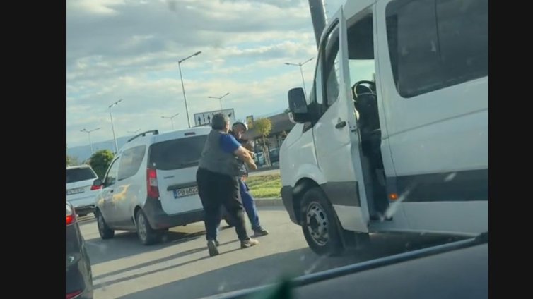 Шофьор на бус и колоездач се млатиха яко в Пловдив ВИДЕО