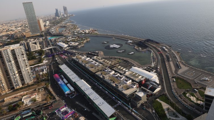 Саудитска Арабия прехвана 7 ракети, отломки паднаха до енергийни обекти