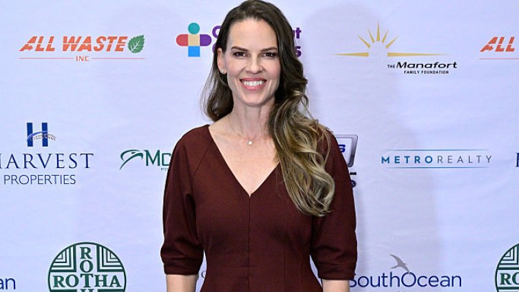 51-годишната Хилари Суонк на ски почивка с 2-годишните си близнаци