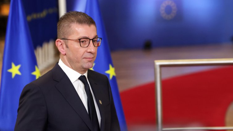 Мицкоски продължава да изисква, но започна и да прикляка за ЕС