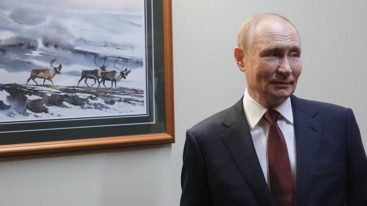 Краката на Путин конвулсираха подозрително: Носи ли екзоскелет, за да е по-висок? ВИДЕО