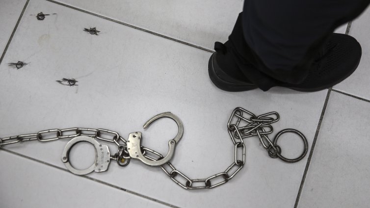 Майка на 10 деца заключила жена за близо 30 г., за да ѝ бъде робиня