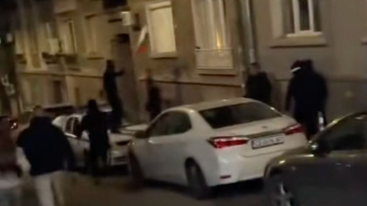 Младежи "празнуваха" Трети март скачайки върху патрулка ВИДЕО