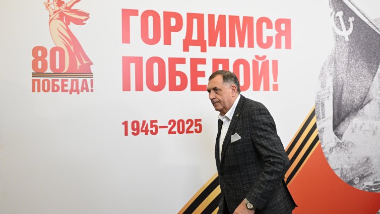 Лидерът на босненските сърби Додик пристигна в Москва за Парада на победата