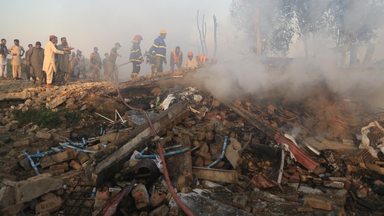 Най-малко 15 загинали при експлозия във фабрика в Пакистан