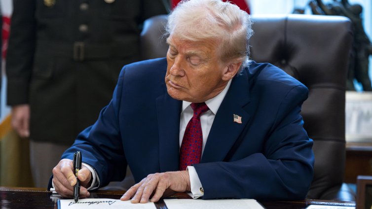 Тръмп подписа рекорден брой изпълнителни заповеди през 2025 година