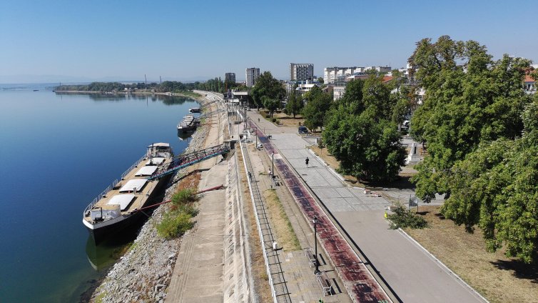 Плавателен съд заседна край Русе, няма опасност от замърсяване