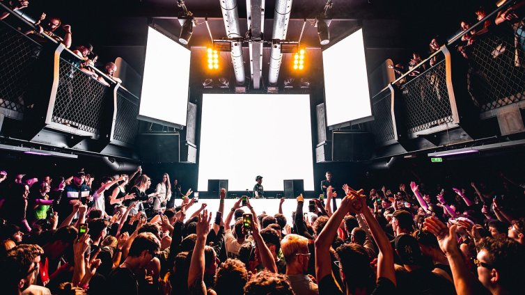 Полицията хвана 32-ма непълнолетни в дискотеки в Студентски град 