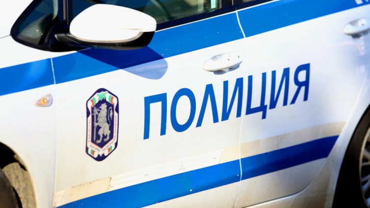 Задържаха трима мъже за крупна кражба на пари и злато от частен имот