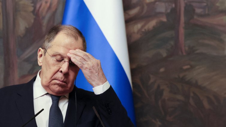 Лавров пристигна в Аляска, тениската му с надпис &ldquo;СССР&rdquo; загатва за съветска носталгия