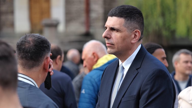 ДБ към Радев: За снимките сме в Париж, а столът ни на масата е празен