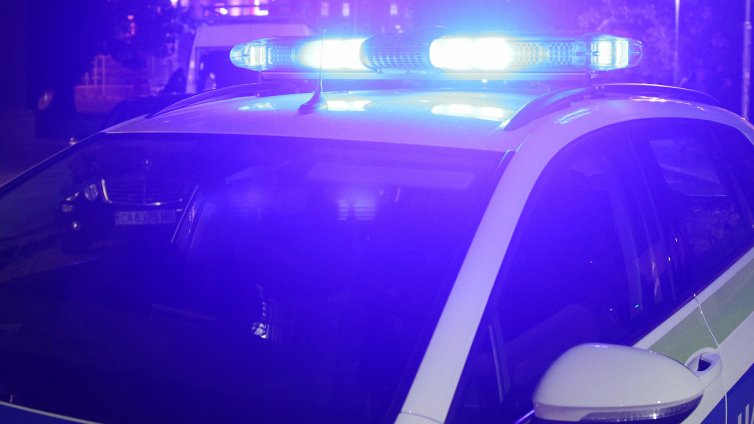 Маскиран стреля по кола пред заведение, полицията го издирва