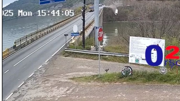 Вижте момента, в който микробуса, управляван от българин, пада в Дунав ВИДЕО