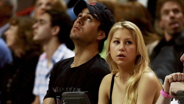 Многодетната майка Анна Курникова демонстрира стройна фигура