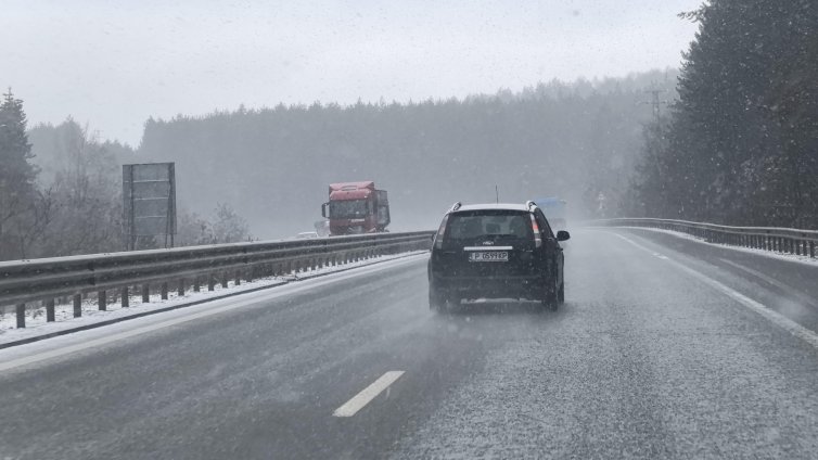 АПИ: Мокри и частично заледени настилки, но проходими при зимни условия