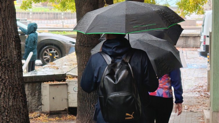 Времето днес: Вятър и дъжд