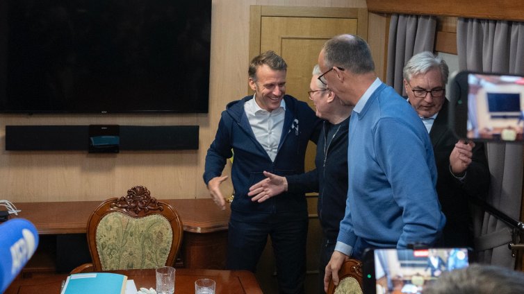 Франция използва мемета и сарказъм, за да се бори с дезинформацията в X
