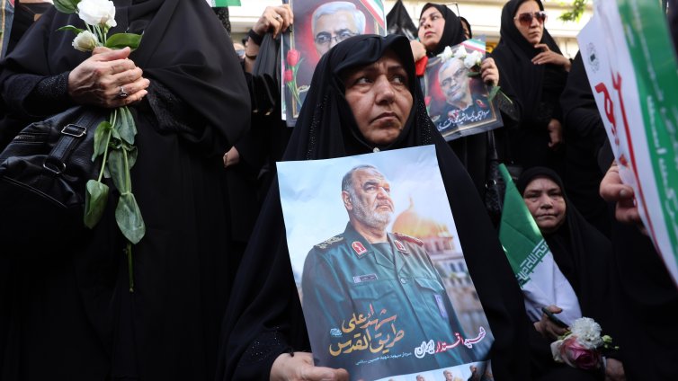 Стотици хиляди по улиците на Техеран за погребението на иранските военни командири