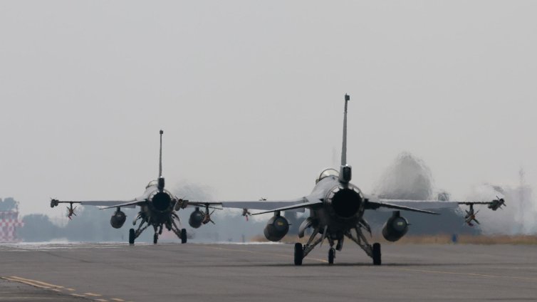 Защо Гърция има толкова много изтребители?