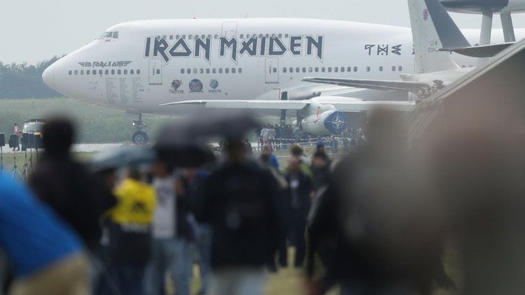 Самолетът на Iron Maiden става на парченца за сувенири