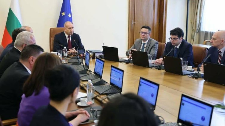 Кабинетът "Радев" замразява минималната заплата на 620,20 евро до 2028 г.